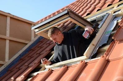 Pose de fenêtres de toit Velux à Poule-les-Écharmeaux